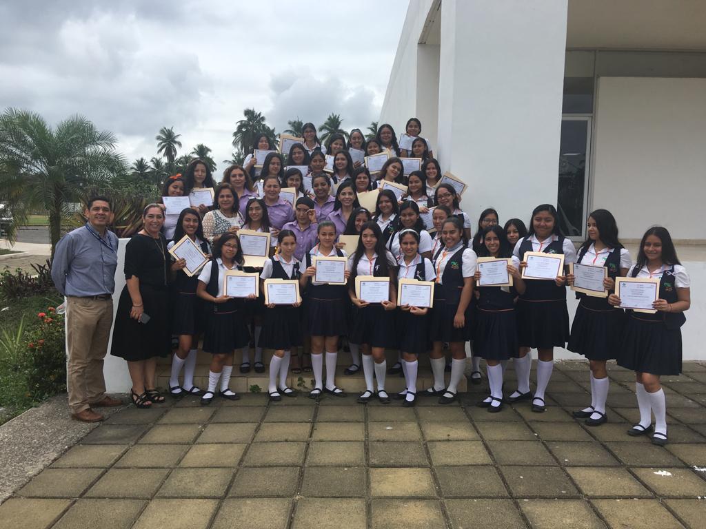  Alumnas del CECyTEM concluyen Diplomado sobre liderazgo y desarrollo