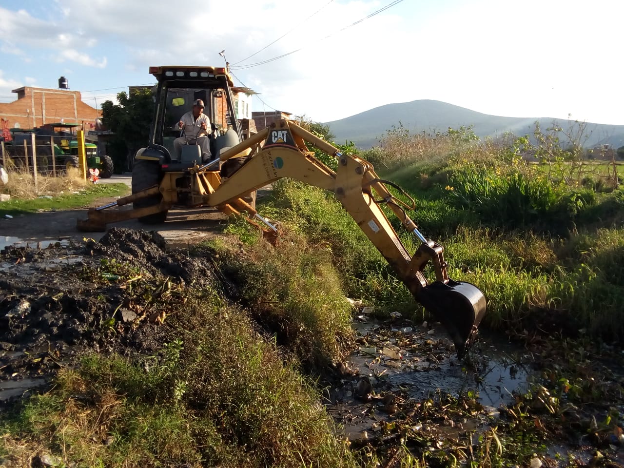  Desazolva Gobierno de Michoacán, canal de riego en Yurécuaro