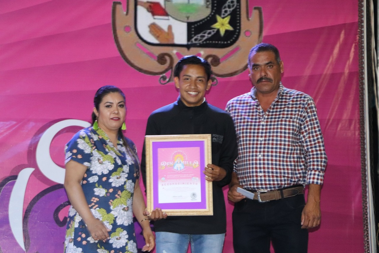  Ayuntamiento de Penjamillo condecora a estudiantes del CECyTEM