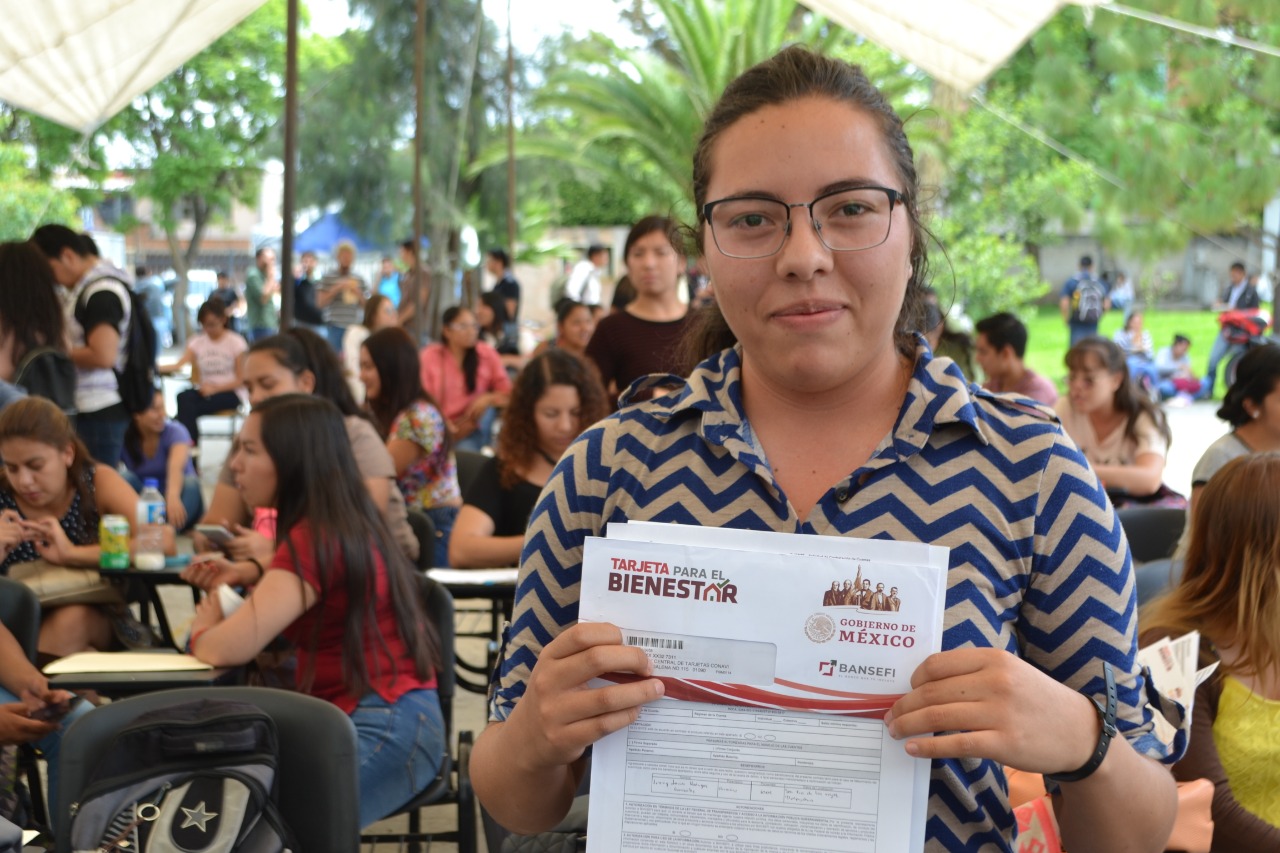  Con normalidad, Bienestar entrega becas en la UMSNH