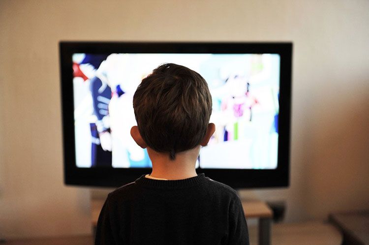  Educación e influencias televisivas