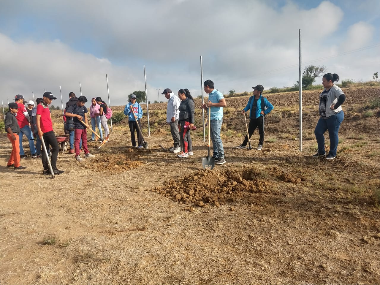  Alumnos del CECyTEM aprovechan época de lluvia y plantan árboles en su centro educativo