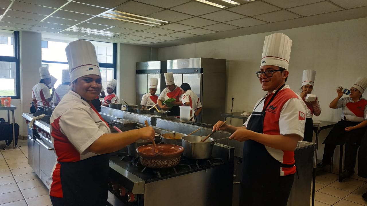  Desde las aulas de la UTM se fomentan las tradiciones michoacanas