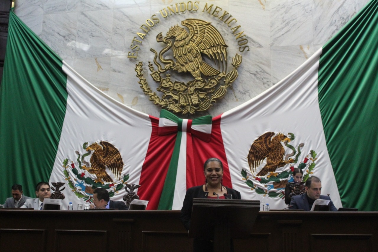  Wilma Zavala presenta iniciativa en pro de los derechos de niños expósitos