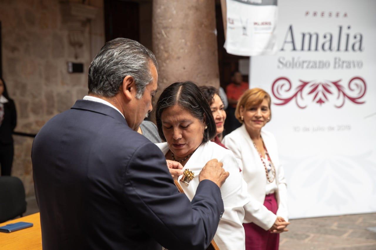  Entrega alcalde, Raúl Morón, presea Amalia Solórzano a luchadora social, Ana Luisa Barajas