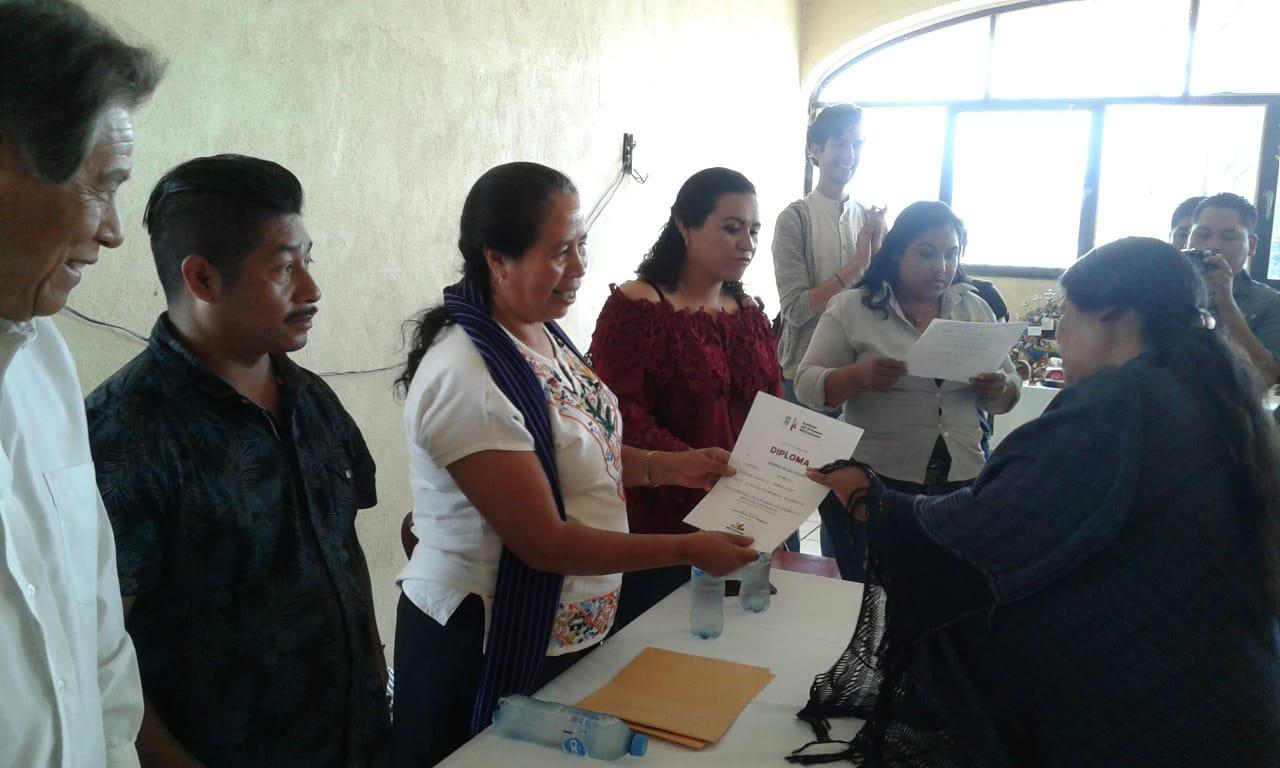  Premian talento de las artesanas y artesanos de Ocumicho