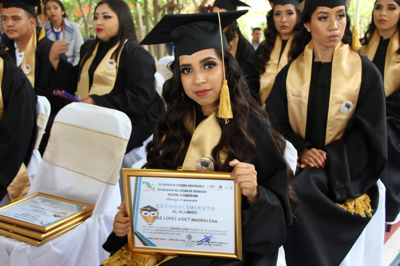  Egresados del CECyTEM Carácuaro se comprometen a trabajar por su comunidad