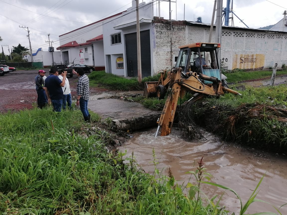  Trabajan 6 equipos de Sedrua en limpieza de calles y desazolve del río en Jiquilpan