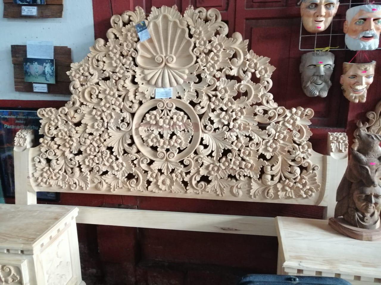 Mueble rústico y textil bordado, engalanan la Feria de Pichátaro