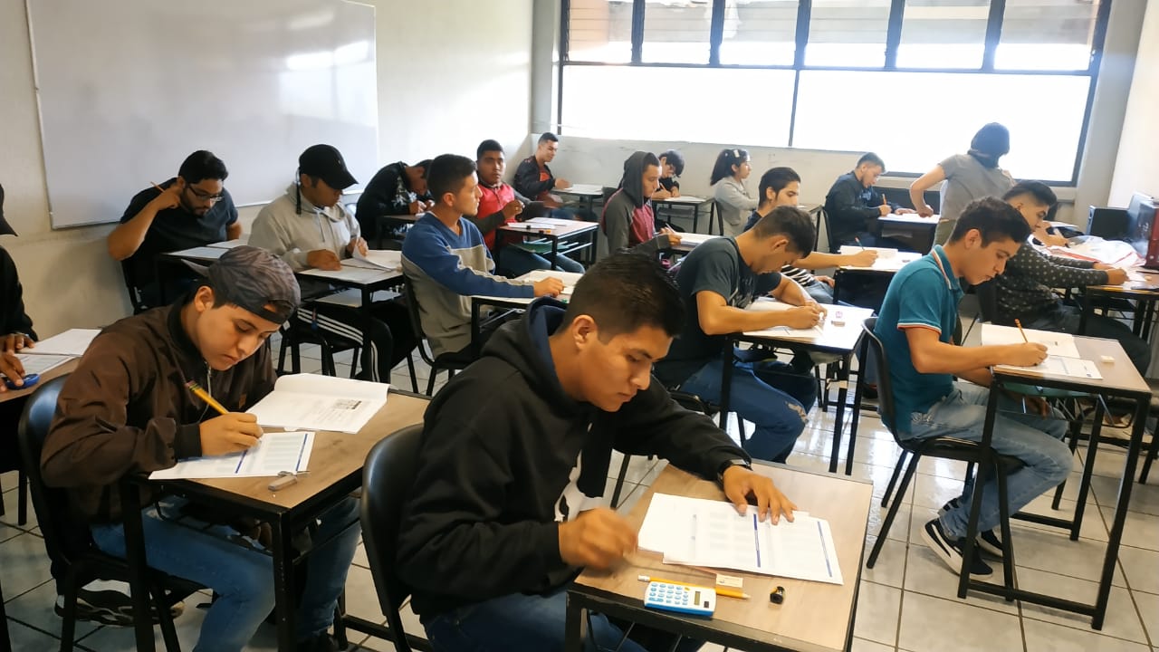  Presentan estudiantes examen de admisión en la UTM