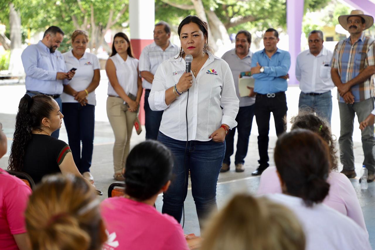  Entrega Palabra de Mujer, crédito 10 mil de la Región Apatzingán