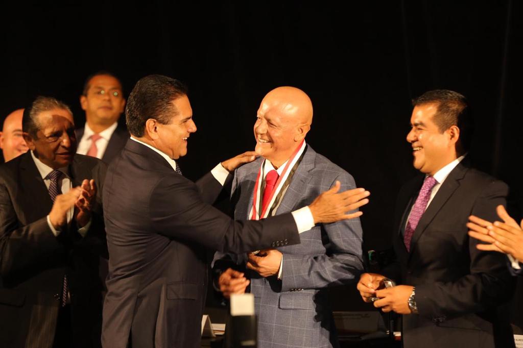 Recibe Pascual Sigala presea Suprema Junta Nacional Americana