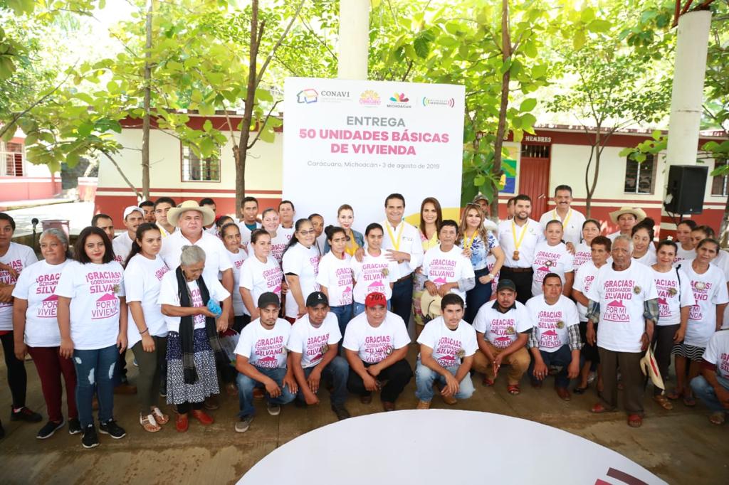  Con vivienda digna, cumplen sueño de habitantes de Carácuaro