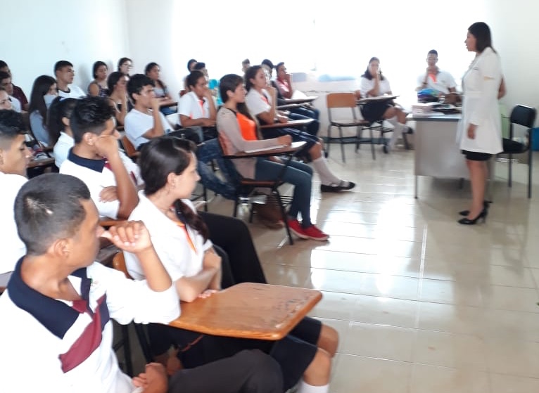  Concientizan a estudiantes del CECyTEM sobre salud sexual y prevención de adicciones