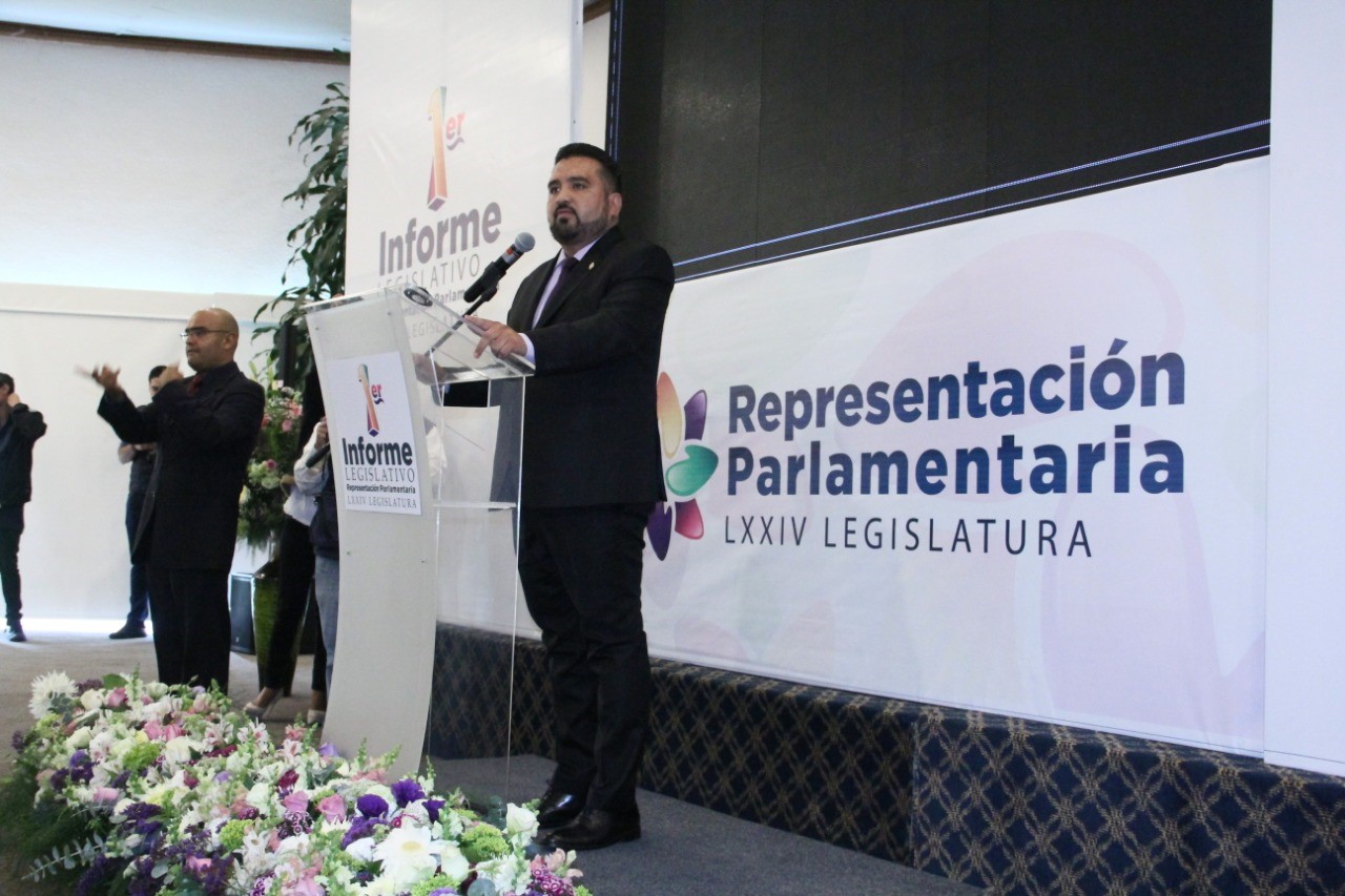 Erik Juárez presenta informe de labores