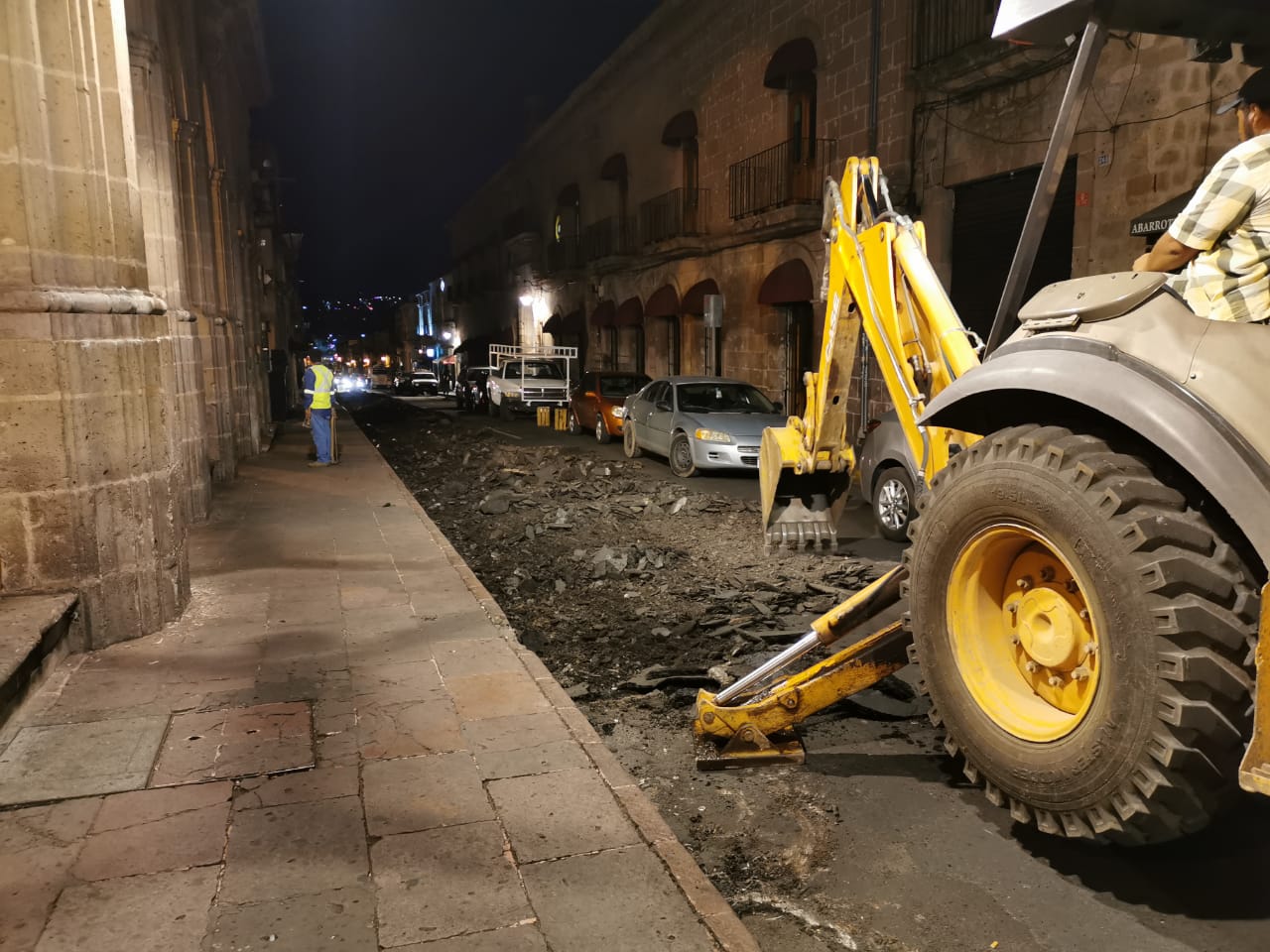  En horario nocturno, Gobierno de Morelia inició el reencarpetamiento de la calle Abasolo