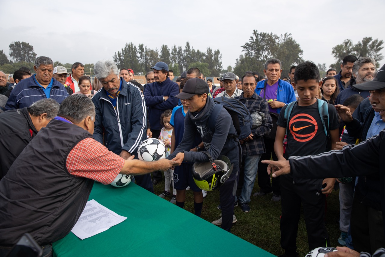  Raúl Morón cumple compromiso con la Liga, entrega equipo e infraestructura deportiva