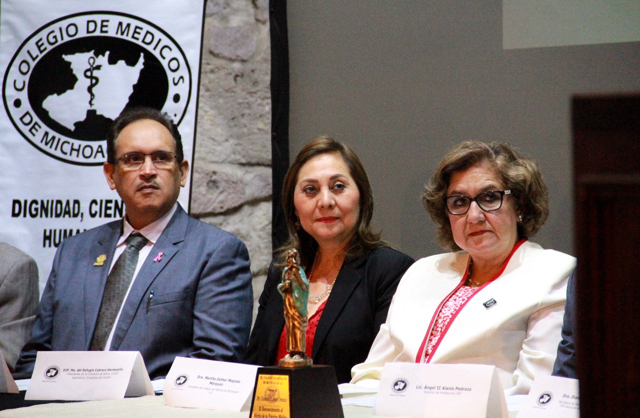  Reconoce Cuquita Cabrera labor de médicos michoacanos