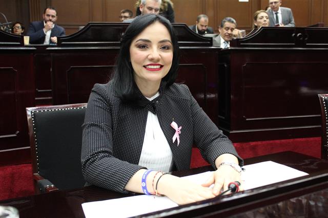  Refrenda Adriana Hernández su compromiso en la lucha contra el cáncer