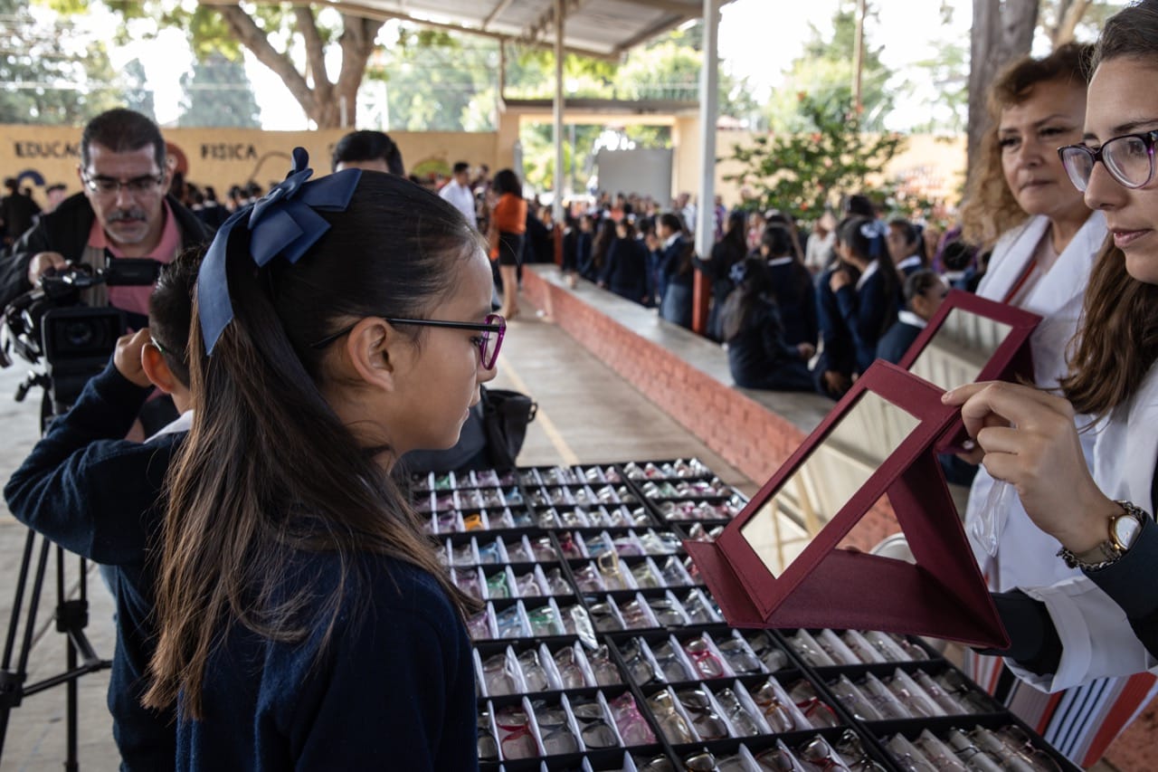 Inicia Raúl Morón con entrega de lentes en primaria de San Nicolás Obispo