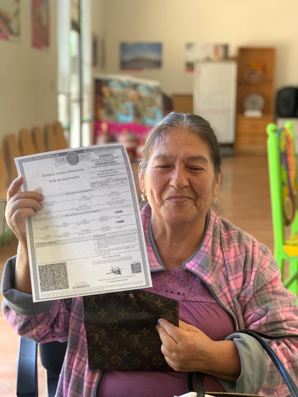 María Gracia, migrante, recibió su acta de nacimiento y podrá cobrar pensión en EU