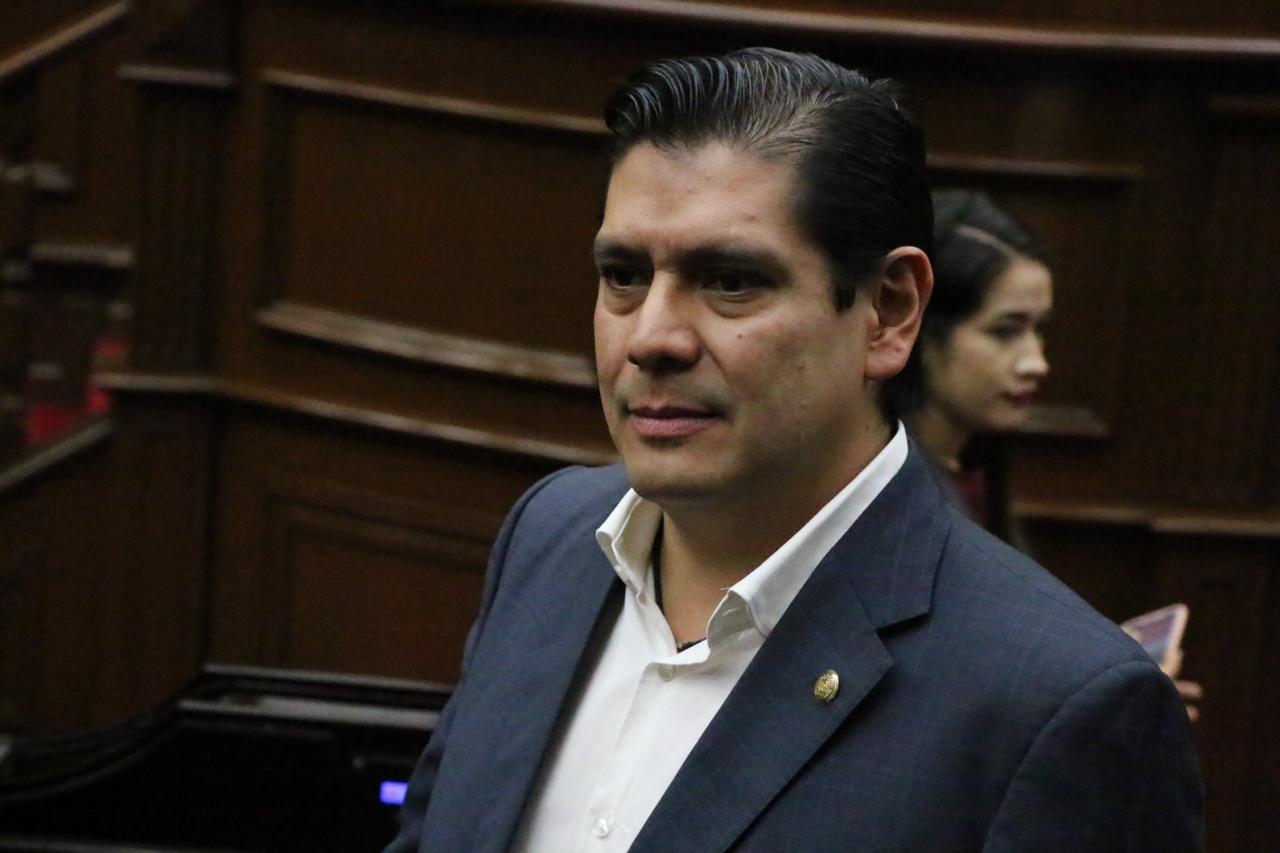  Presenta Ernesto Núñez iniciativa para eliminar temporalidad en actas de nacimiento