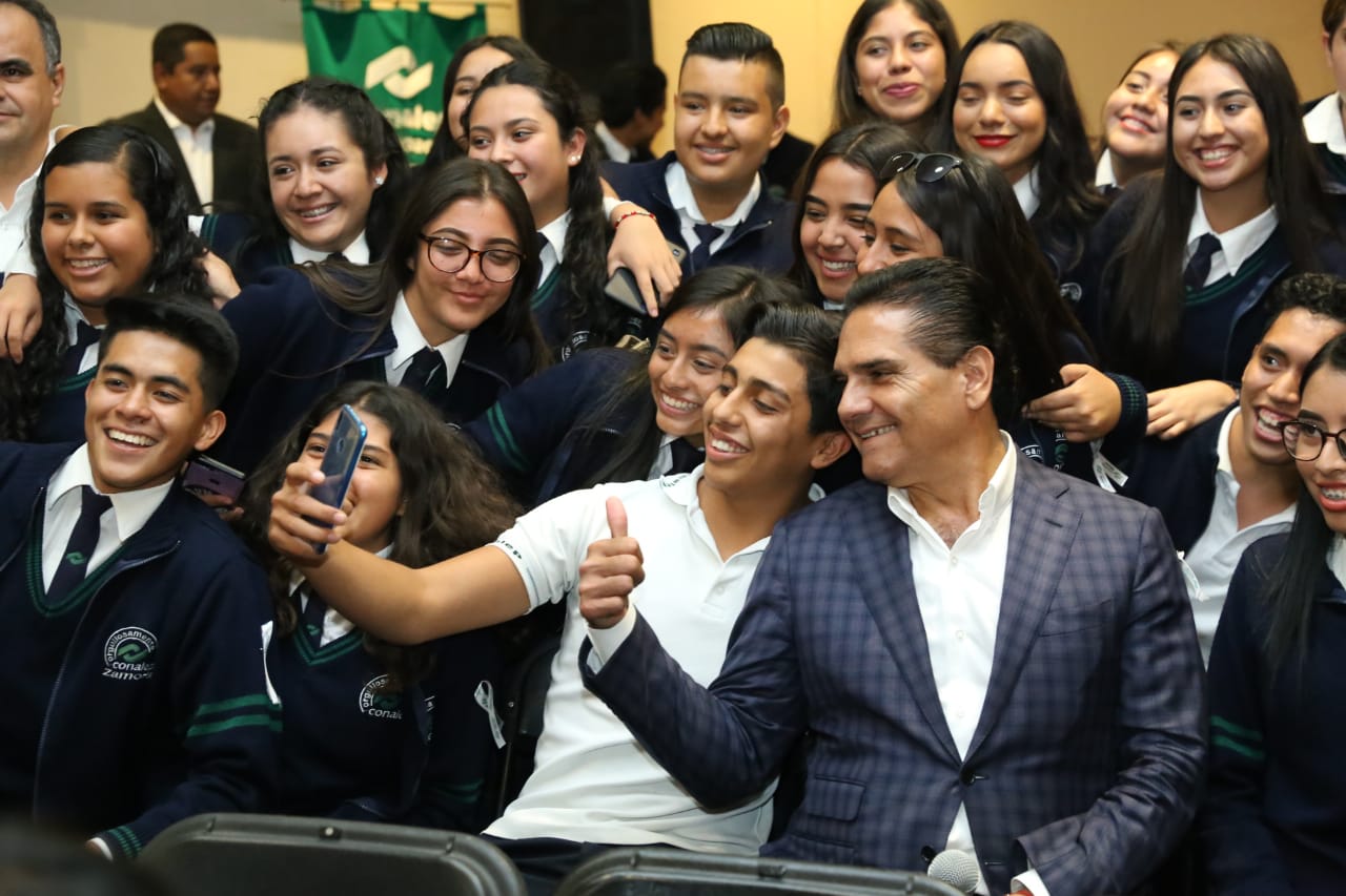 Convoca Silvano a jóvenes a ser embajadores de paz