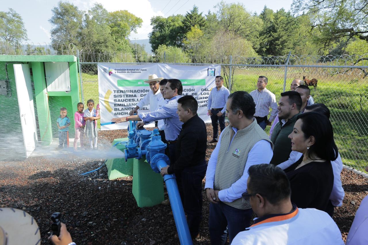  Estrena Senguio sistema de agua potable y tramo carretero; estaban inconclusos