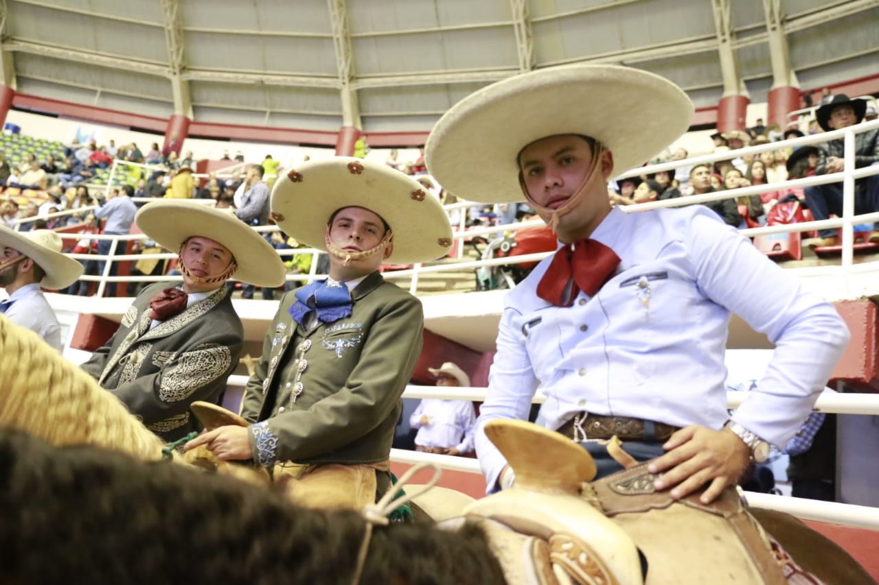  Entrega Gobernador reconocimientos a personalidades de la Charrería