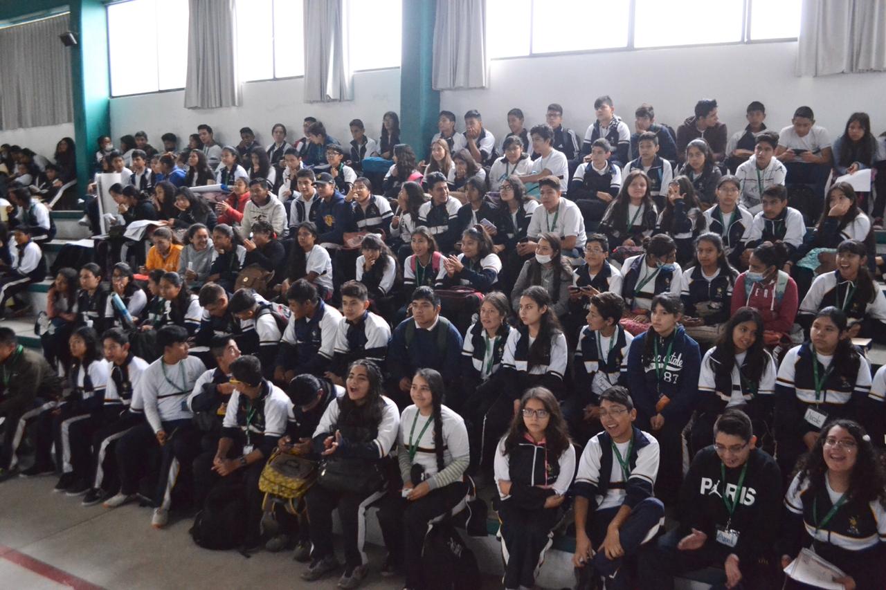  Reciben estudiantes de Tungareo, Beca Universal Benito Juárez​