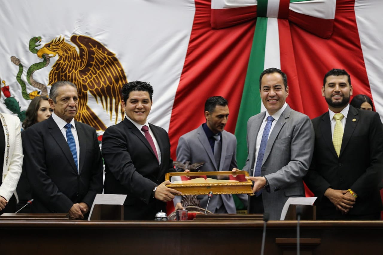  Recibe Congreso michoacano documento original de la Constitución de 1918
