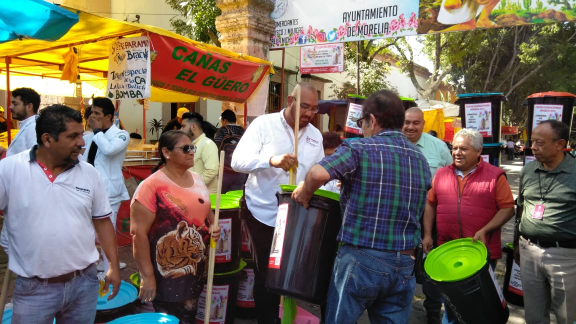  Entregan equipo de limpieza y botes de basura a comerciantes de Fiestas Guadalupanas