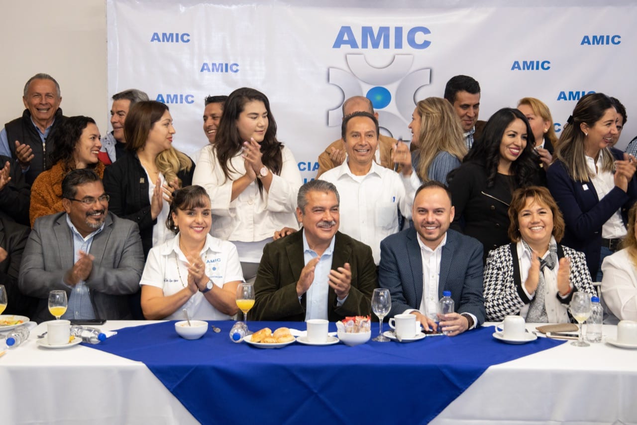 Recibe Raúl Morón reconocimiento de trabajo por parte de AMIC