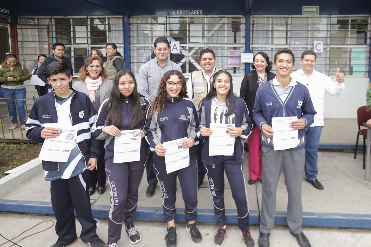  Continúa entrega de Beca Universal Benito Juárez en Michoacán