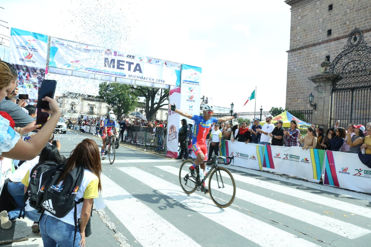Eduardo Corte, campeón de la Carrera Ciclista Internacional por la Paz