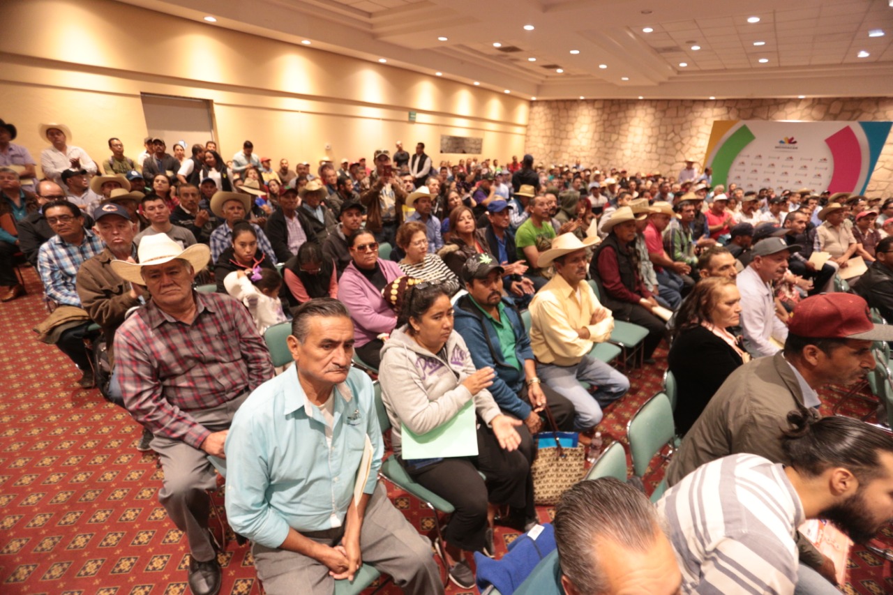  Entregan federación y estado, apoyos a productores michoacanos