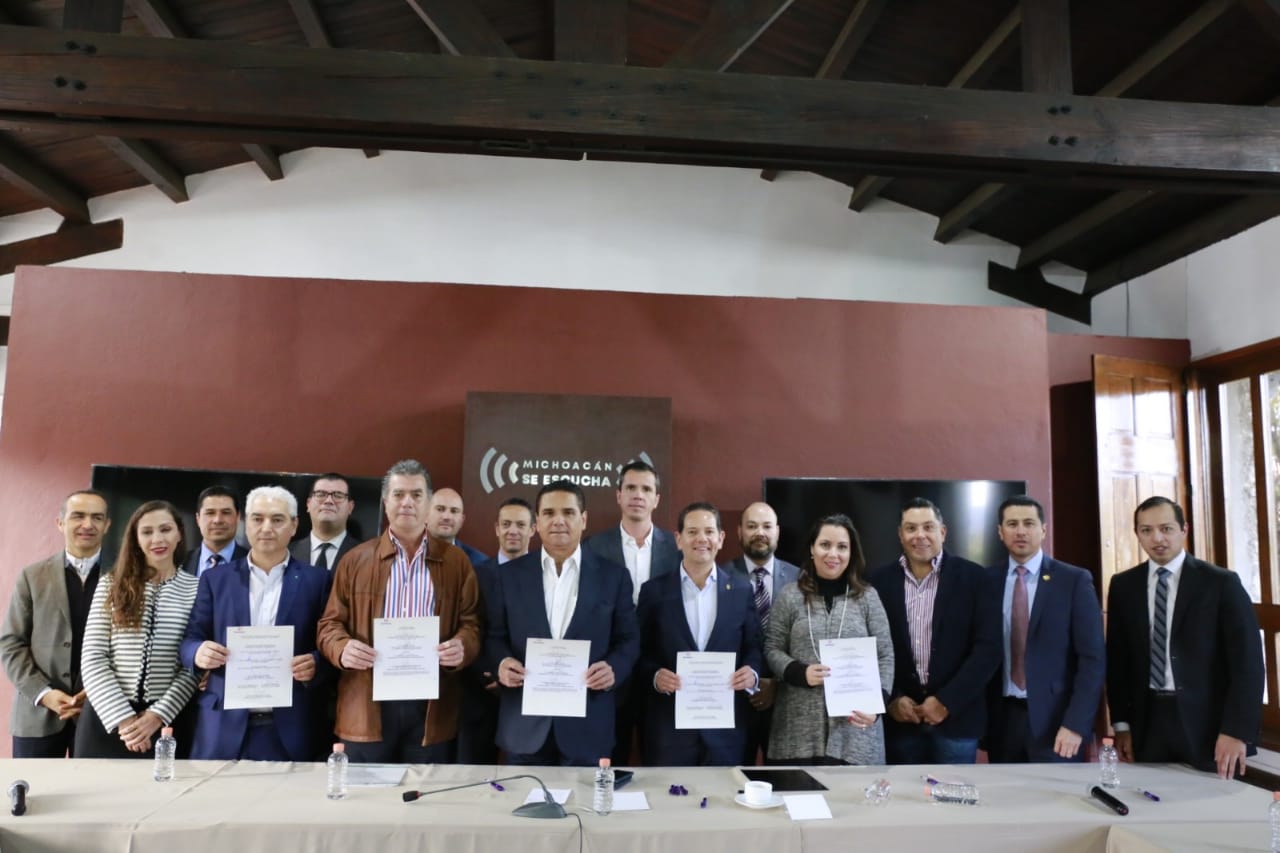  Firman Silvano Aureoles y empresarios acuerdo para crear fideicomiso por la seguridad