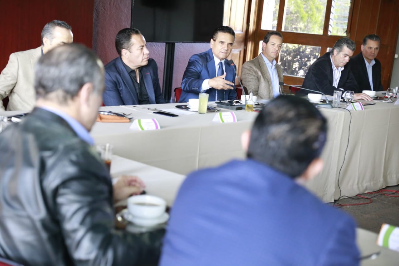  Invita Silvano Aureoles a empresarios a caminar juntos ante adversidades