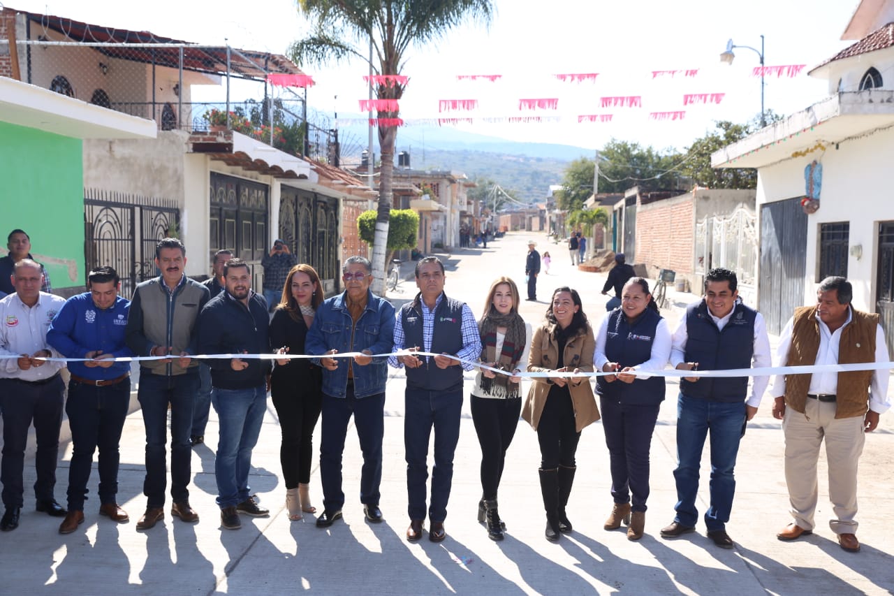  Entrega Gobernador obras con servicios completos en Cojumatlán