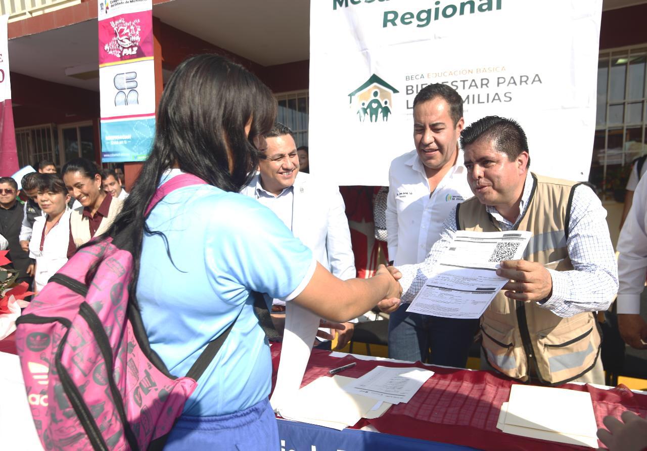  Cumple Federación con entrega de Becas Benito Juárez en Michoacán