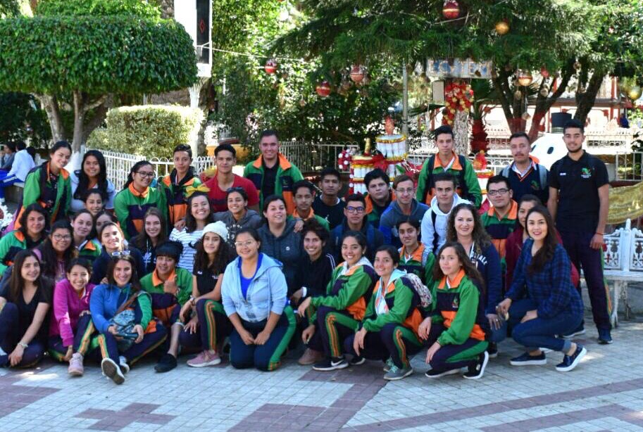  Llegó la navidad a Purépero: estudiantes del CECyTEM embellecen plaza pública
