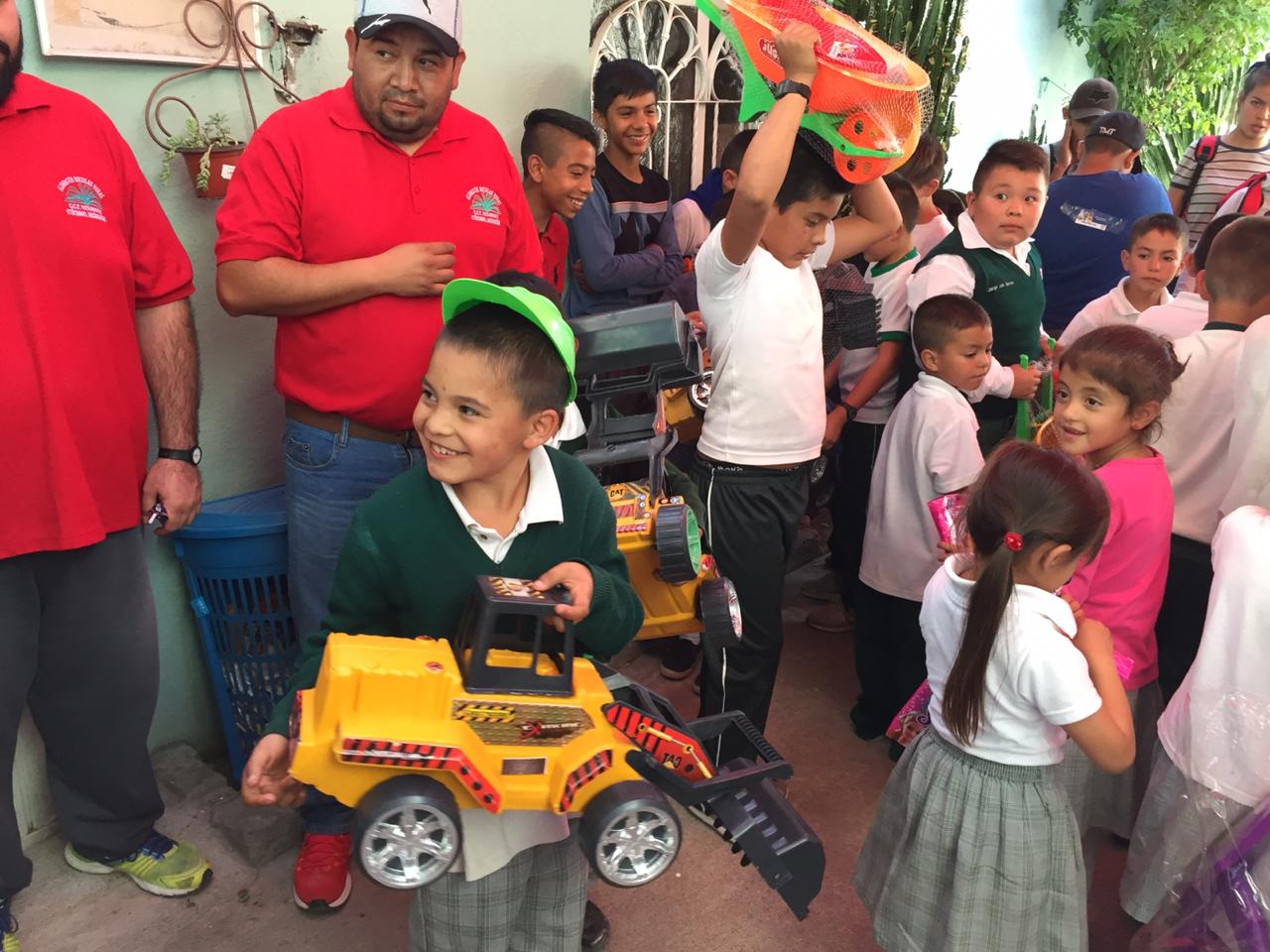  Intercambia Tebam juguetes por sonrisas, en la comunidad de Etúcuaro