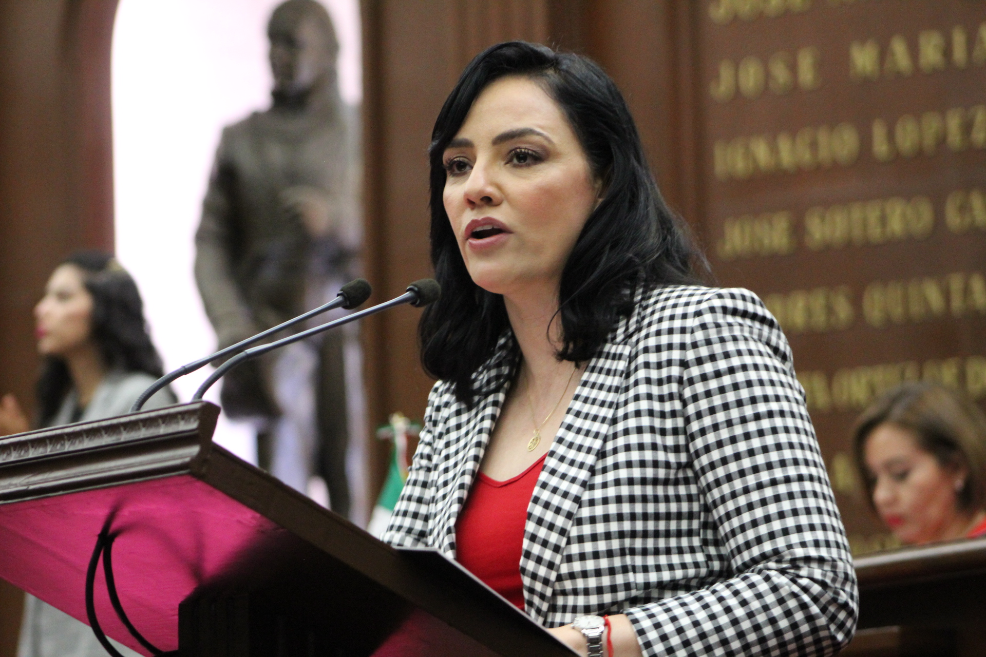  Llama Adriana Hernández a rescatar la niñez, fortalecer núcleos familiares y crear redes de apoyo