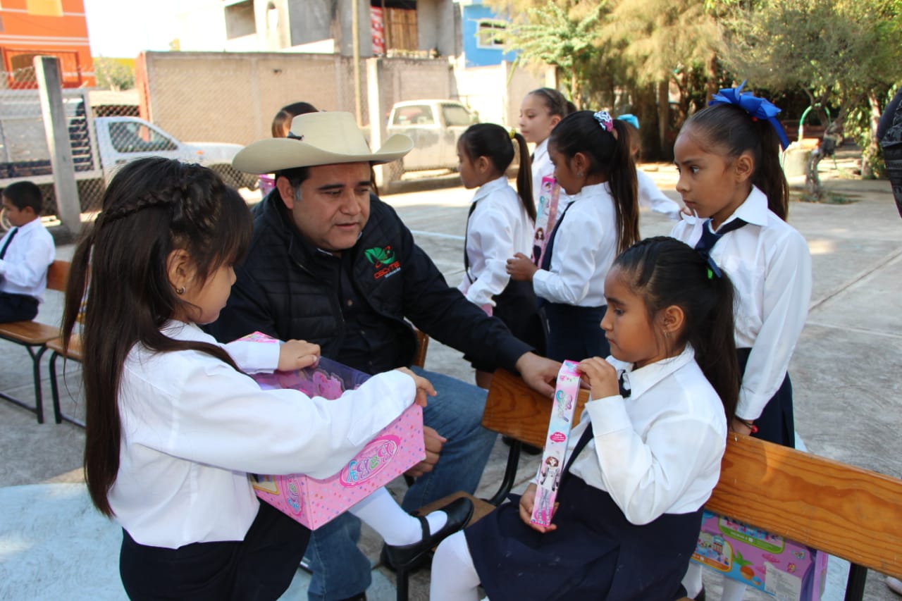  Reyes Magos del CECyTEM visitan a niñas y niños de albergues de Tuzantla y Susupuato
