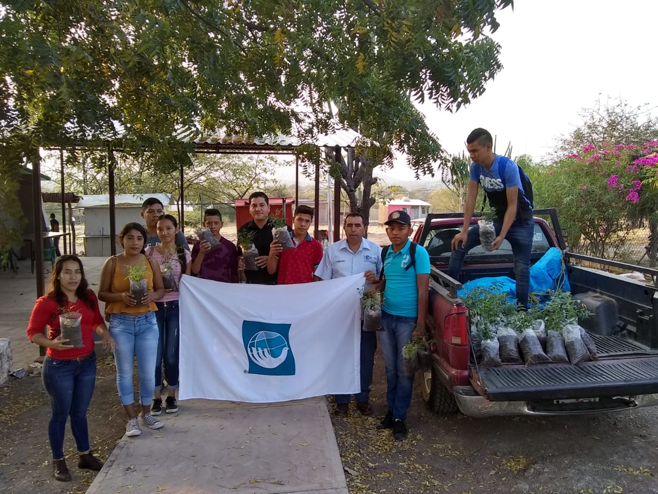  Estudiantes del CECyTEM regalan y plantan árboles en la comunidad de Las cañas, municipio de Arteaga