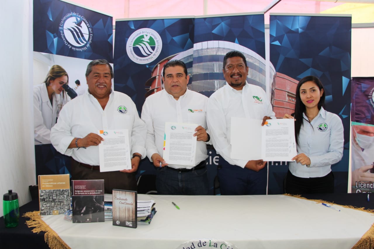  Firman convenio por la educación CECyTEM y Ucemich