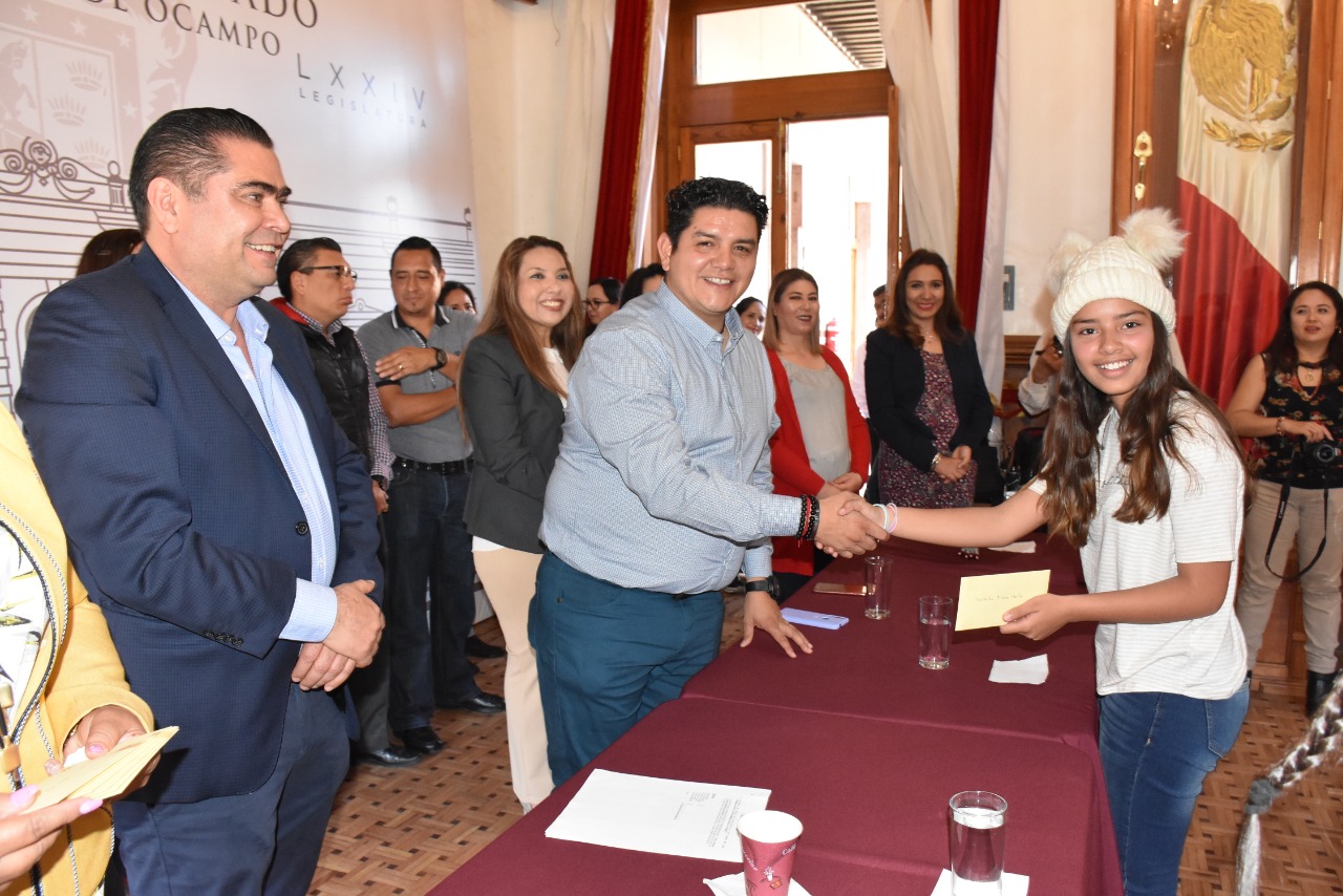  Congreso entrega becas a estudiantes de excelencia