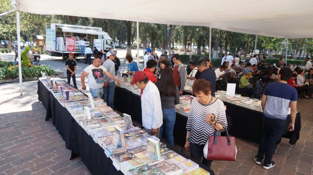 Adquieren michoacanos más de mil libros en el Tendido del Planetario de Morelia