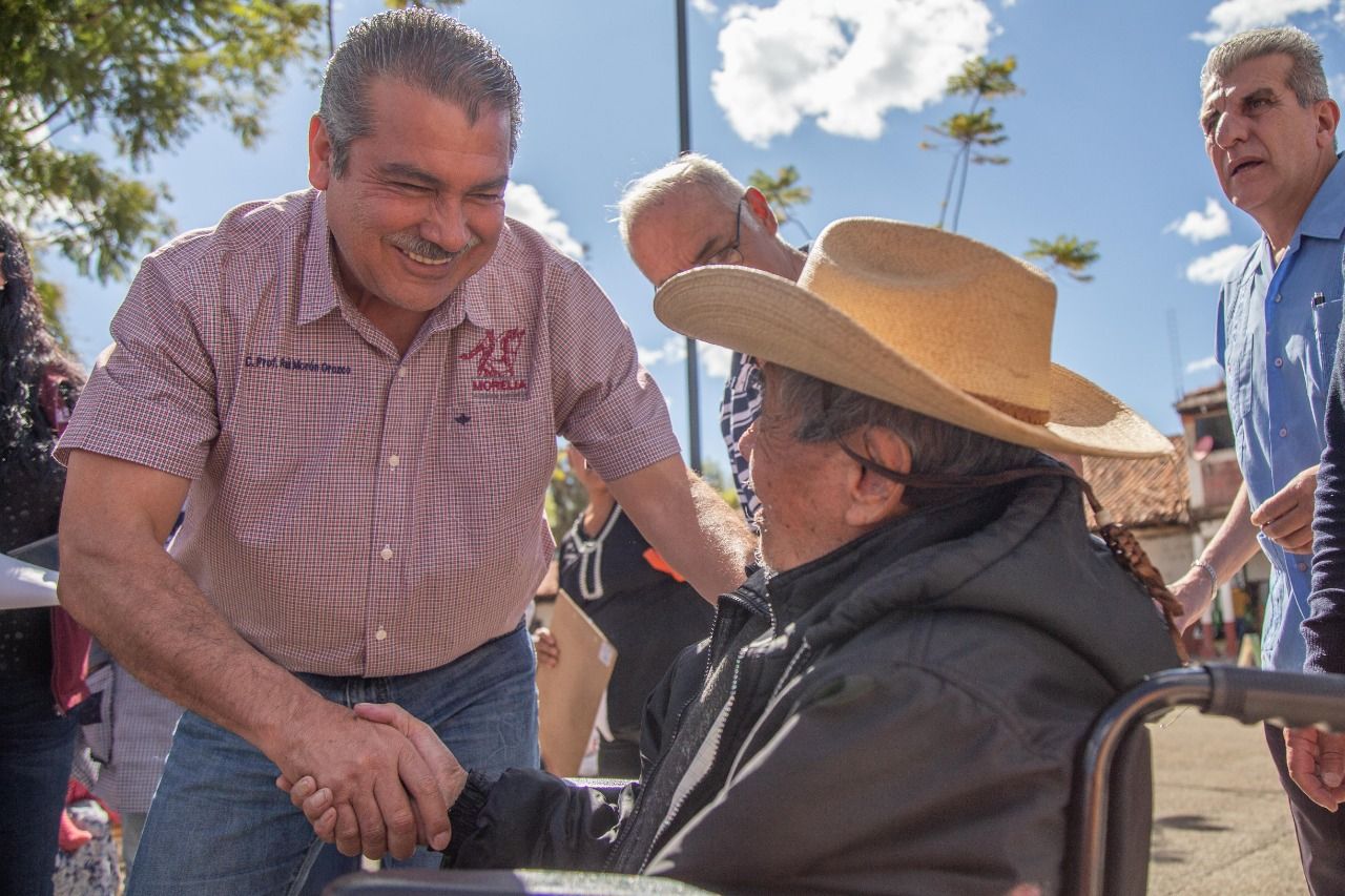  Encabeza Raúl Morón entrega de sillas de ruedas a personas de escasos recursos