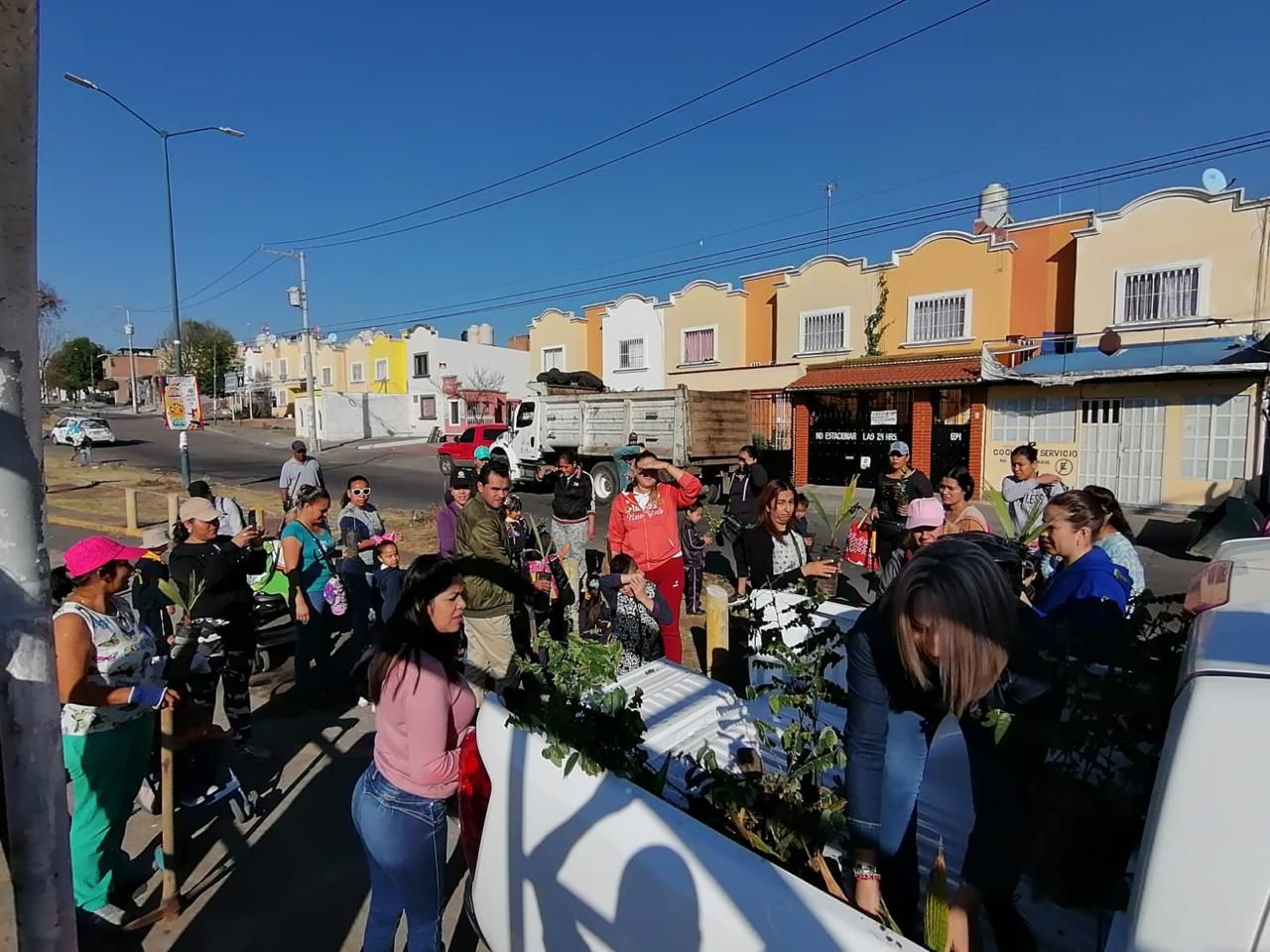  Gobierno municipal y vecinos, transforman áreas públicas de Villas del Pedregal